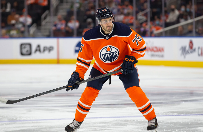 Evan Bouchard forlenger Edmonton Oilers-kontrakten med to år for å fokusere på lagets suksess