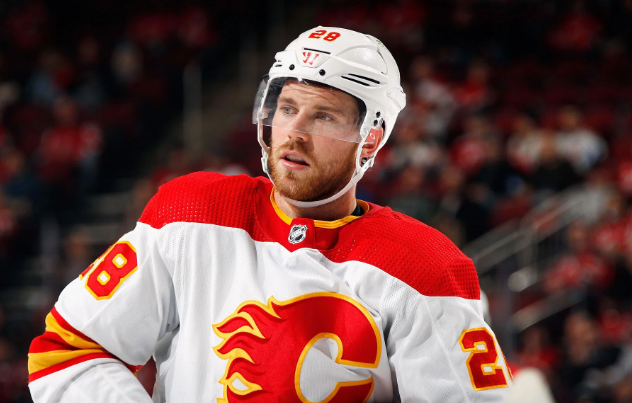 Elias Lindholm: Villig til å forlenge kontrakten med Calgary Flames og ser lyst på fremtiden